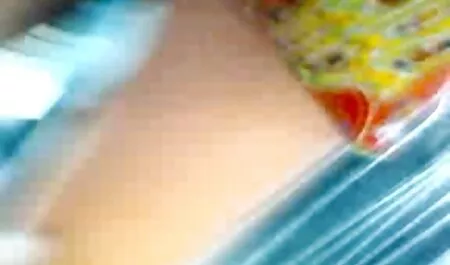 به دوربین نگاه می کند و هنوز رابطه جنسی را می خواهد عکس شهوتی سکسی