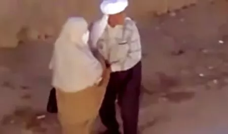 مدل زیبا عکس سکسی وداستان سکسی پاهای او را جلوی عکاس پخش کرد