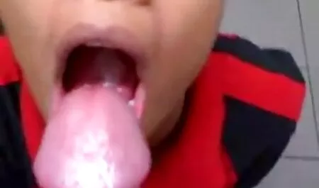 مدل عاطفی دوست دارد بی سر و صدا در داستان و فیلم سوپر رختخواب استمناء کند