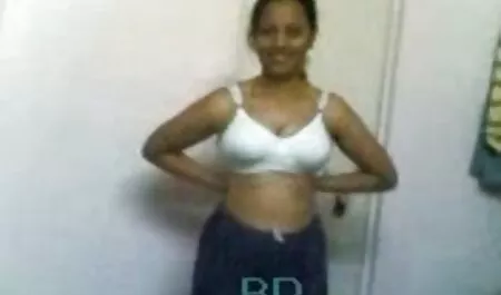 شخص Fucks جوجه Busty بین جوانان و Cums در واژن تنگ او عكسهاي سكسي كارتوني