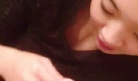 دختر بچه باریک ژاپنی در کنار خودش است که یک عضو در الاغ عکسهای سکسی داستانی او نفوذ می کند